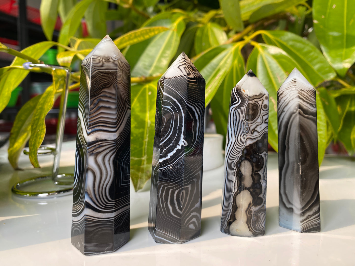 Rosy-black onyx agate tower