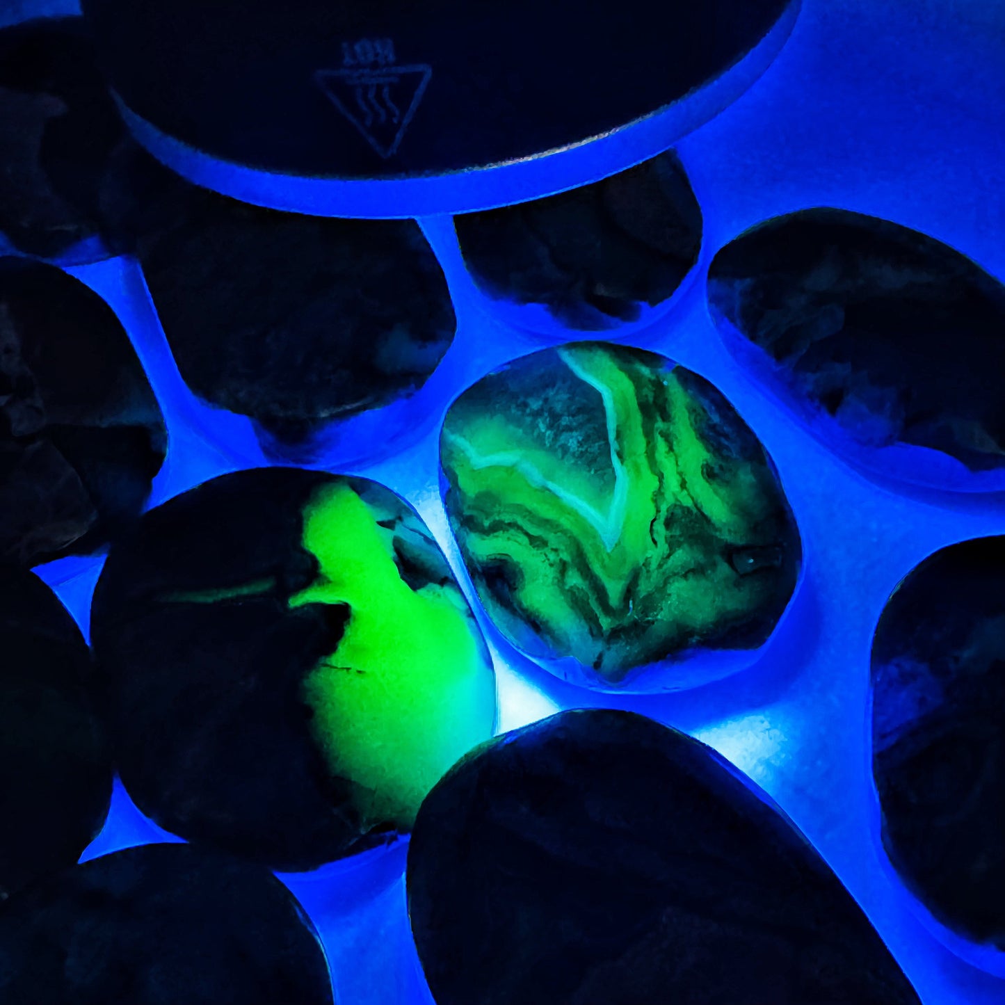 Natural Playing with fluorescent agate Heal ing Gemstone Home Decor