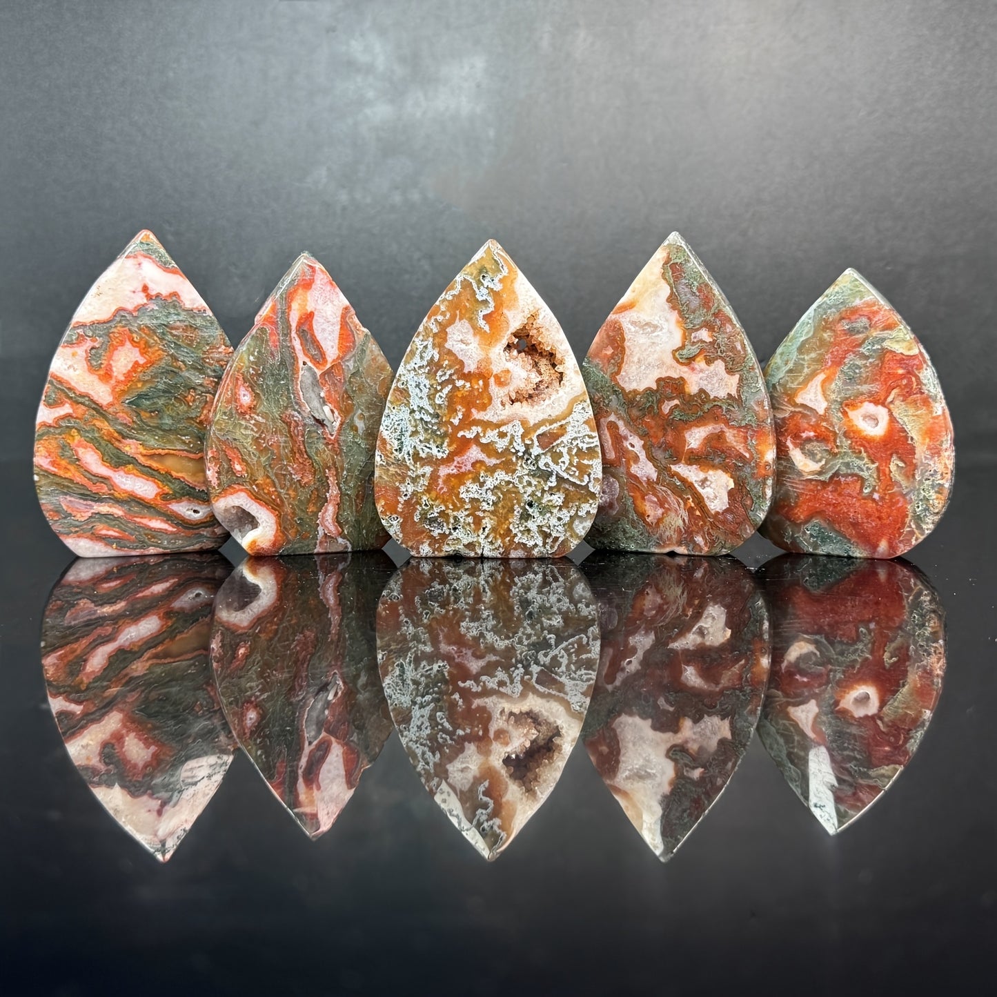 Natural Red Water Grass Agate Ornament Heal ing Gemstone Home Decor