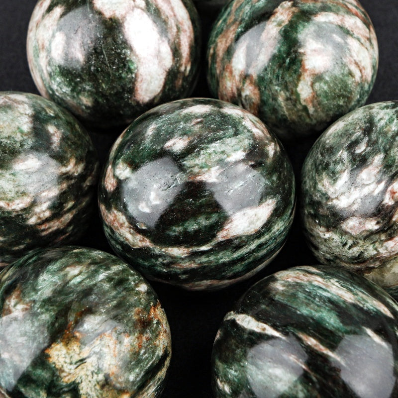Natural Green curtain pomegranate stone ball Heal ing Gemstone Home Decor