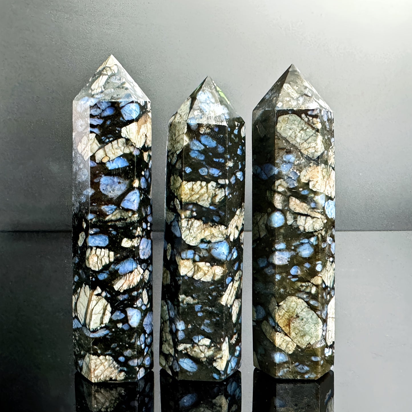 Natural Black and blue flashing single pointed pillar Heal ing Gemstone Home Decor