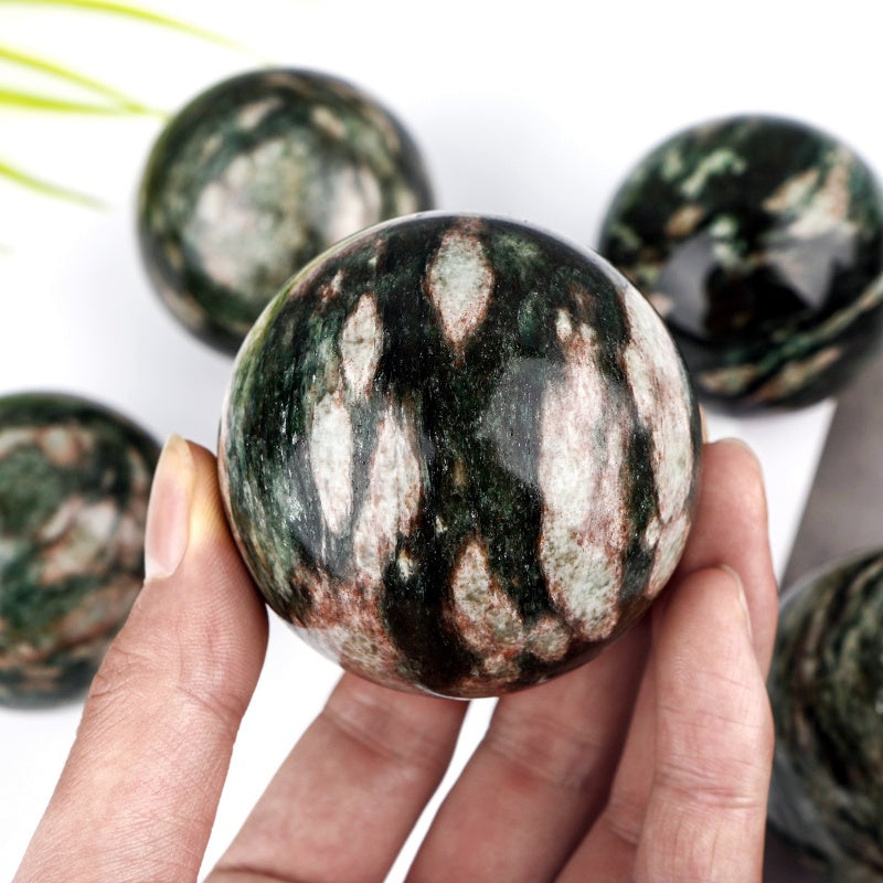 Natural Green curtain pomegranate stone ball Heal ing Gemstone Home Decor