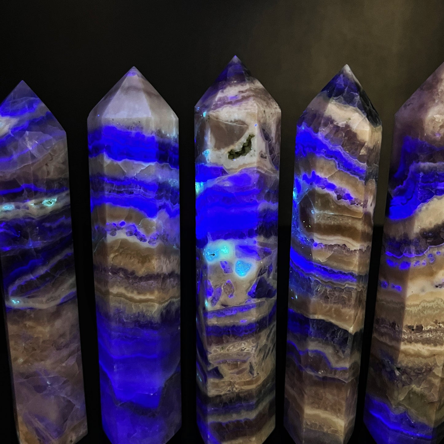 Natural Fluorescent fluorite agate single pointed column Heal ing Gemstone Home Decor