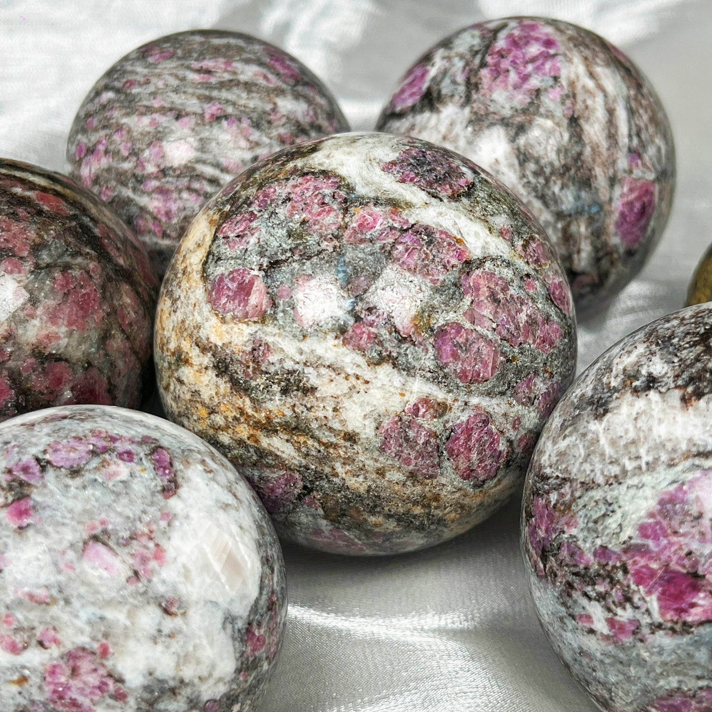Natural Red Treasure Thousand Layer Stone Ball Heal ing Gemstone Home Decor
