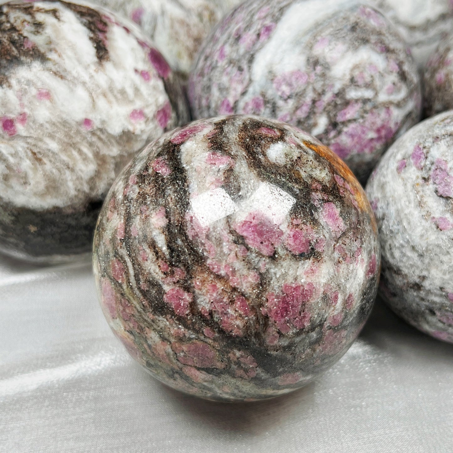 Natural Red Treasure Thousand Layer Stone Ball Heal ing Gemstone Home Decor