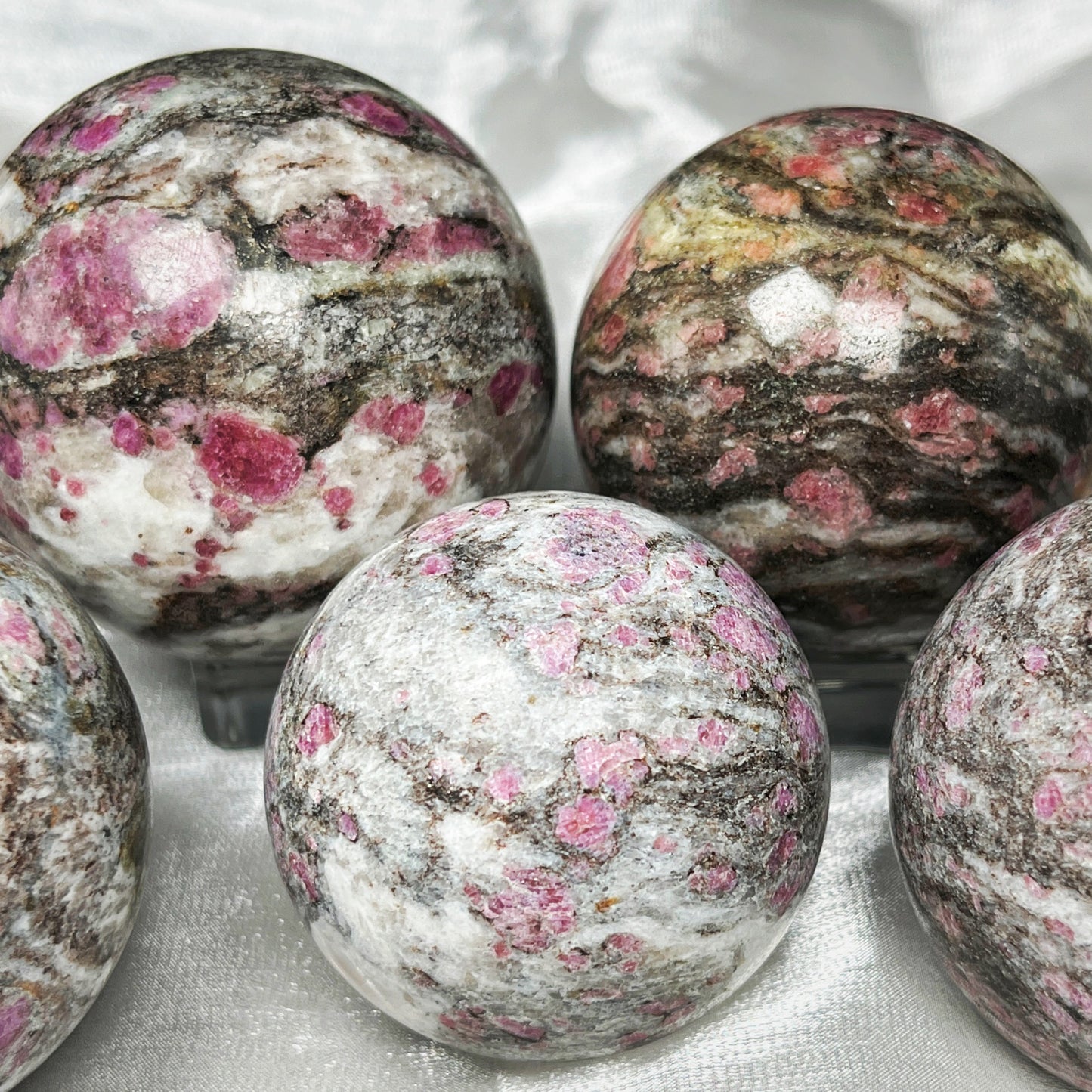 Natural Red Treasure Thousand Layer Stone Ball Heal ing Gemstone Home Decor