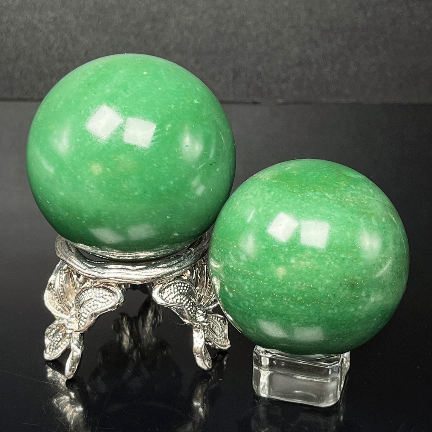 Natural Green Dongling Ball Heal ing Gemstone Home Decor