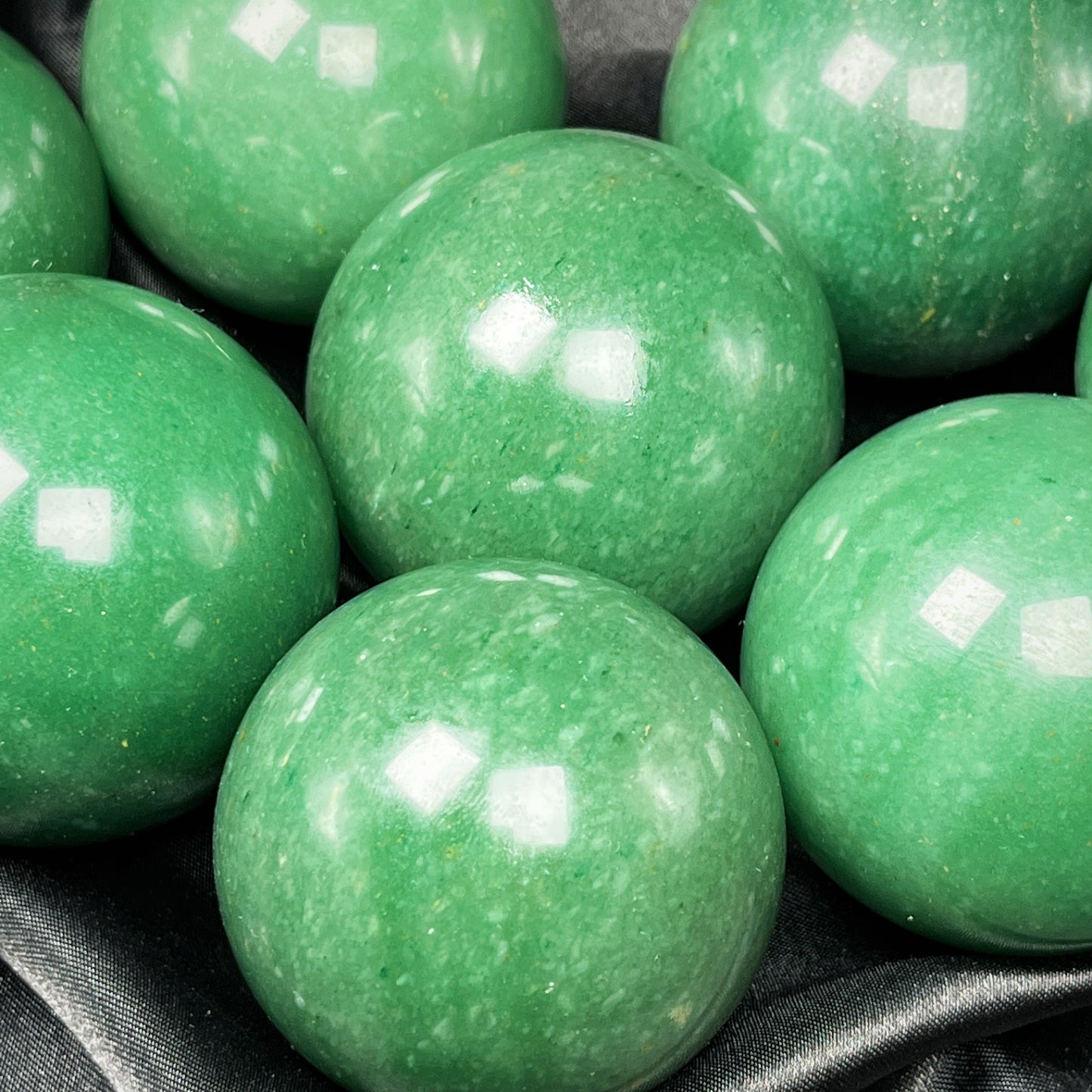 Natural Green Dongling Ball Heal ing Gemstone Home Decor