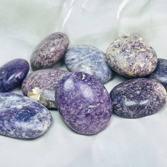 Natural Playing with Zili Yunshi Heal ing Gemstone Home Decor