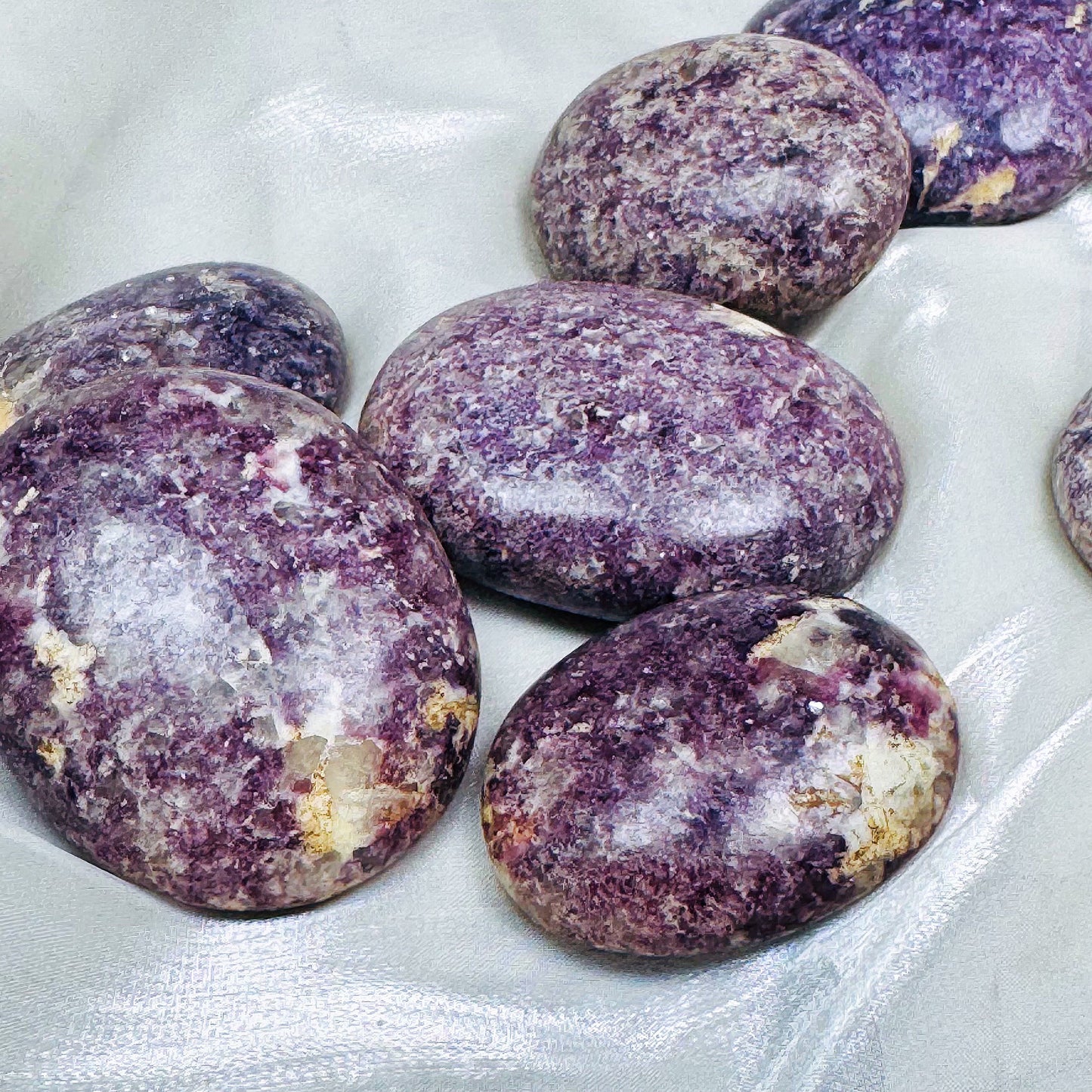 Natural Playing with Zili Yunshi Heal ing Gemstone Home Decor