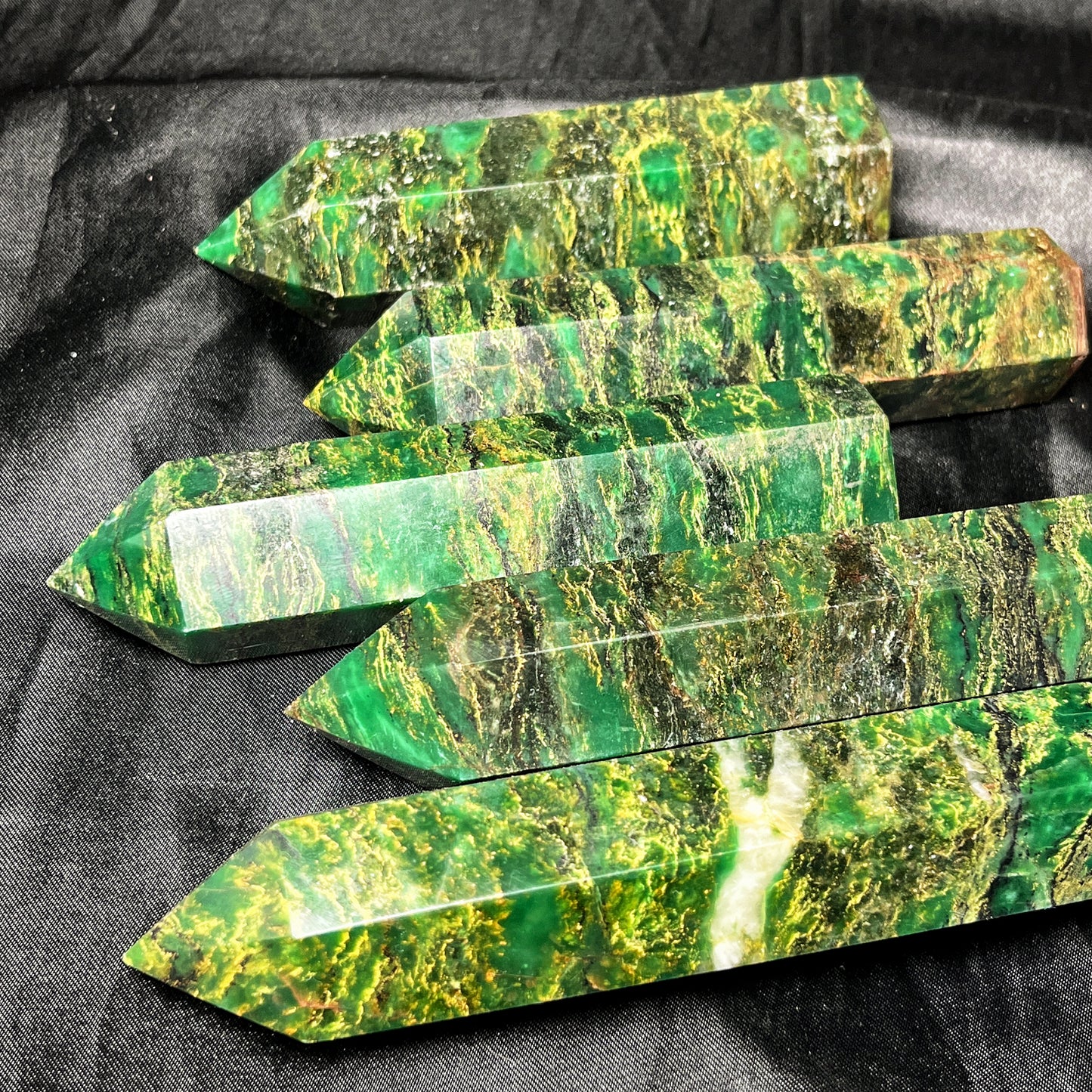 Natural Emerald single pointed pillar Heal ing Gemstone Home Decor