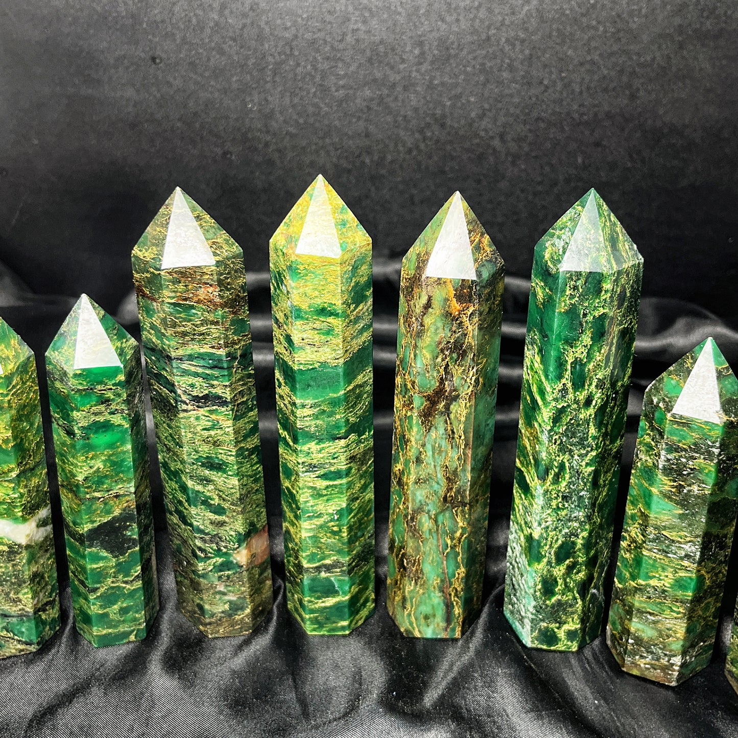 Natural Emerald single pointed pillar Heal ing Gemstone Home Decor