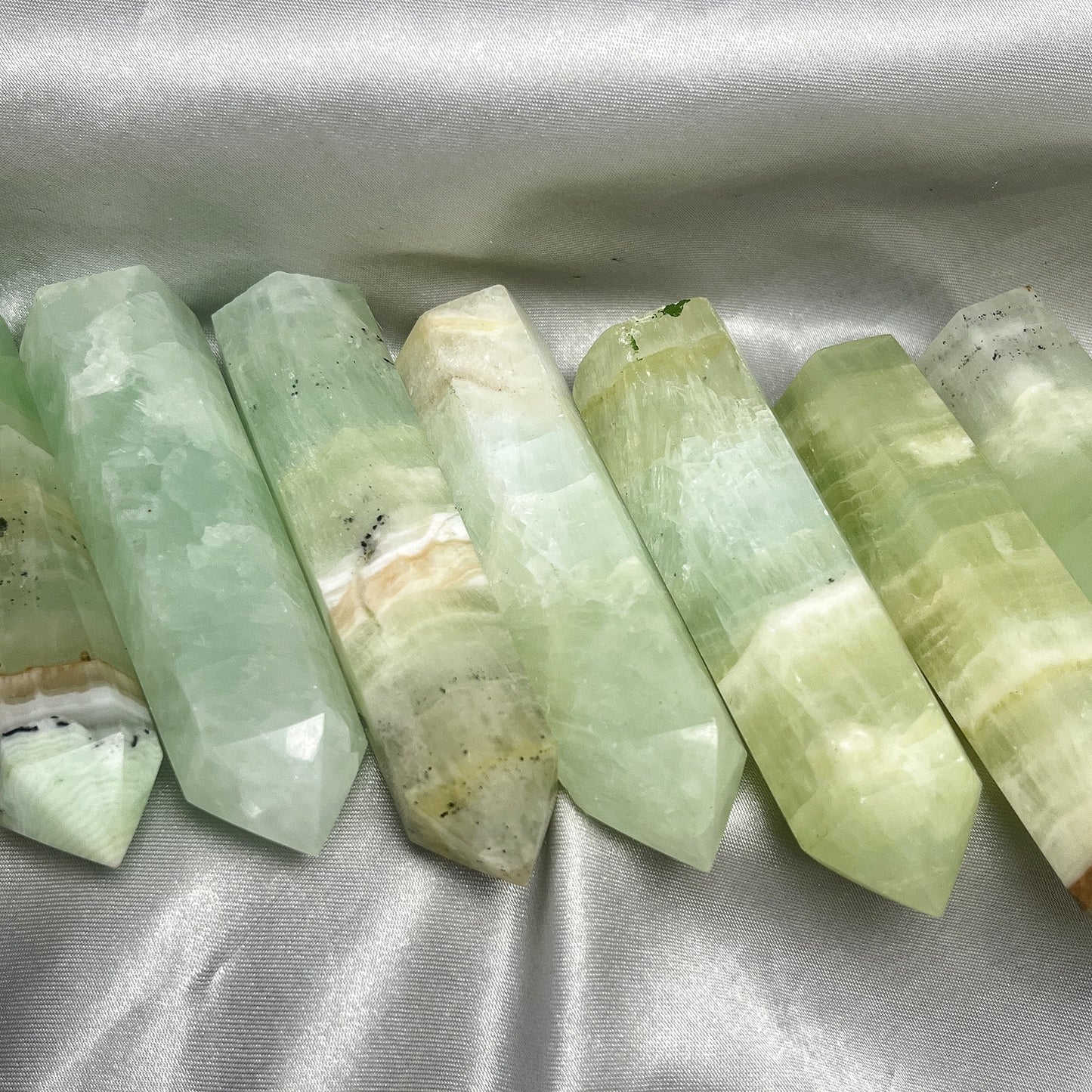Natural Green Caribbean single pointed pillar Heal ing Gemstone Home Decor