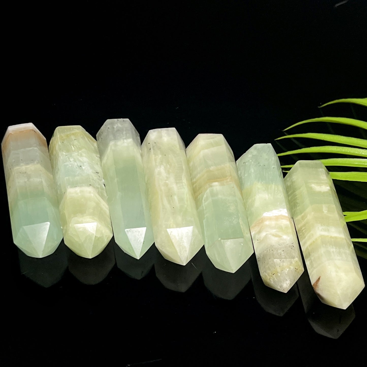 Natural Green Caribbean single pointed pillar Heal ing Gemstone Home Decor