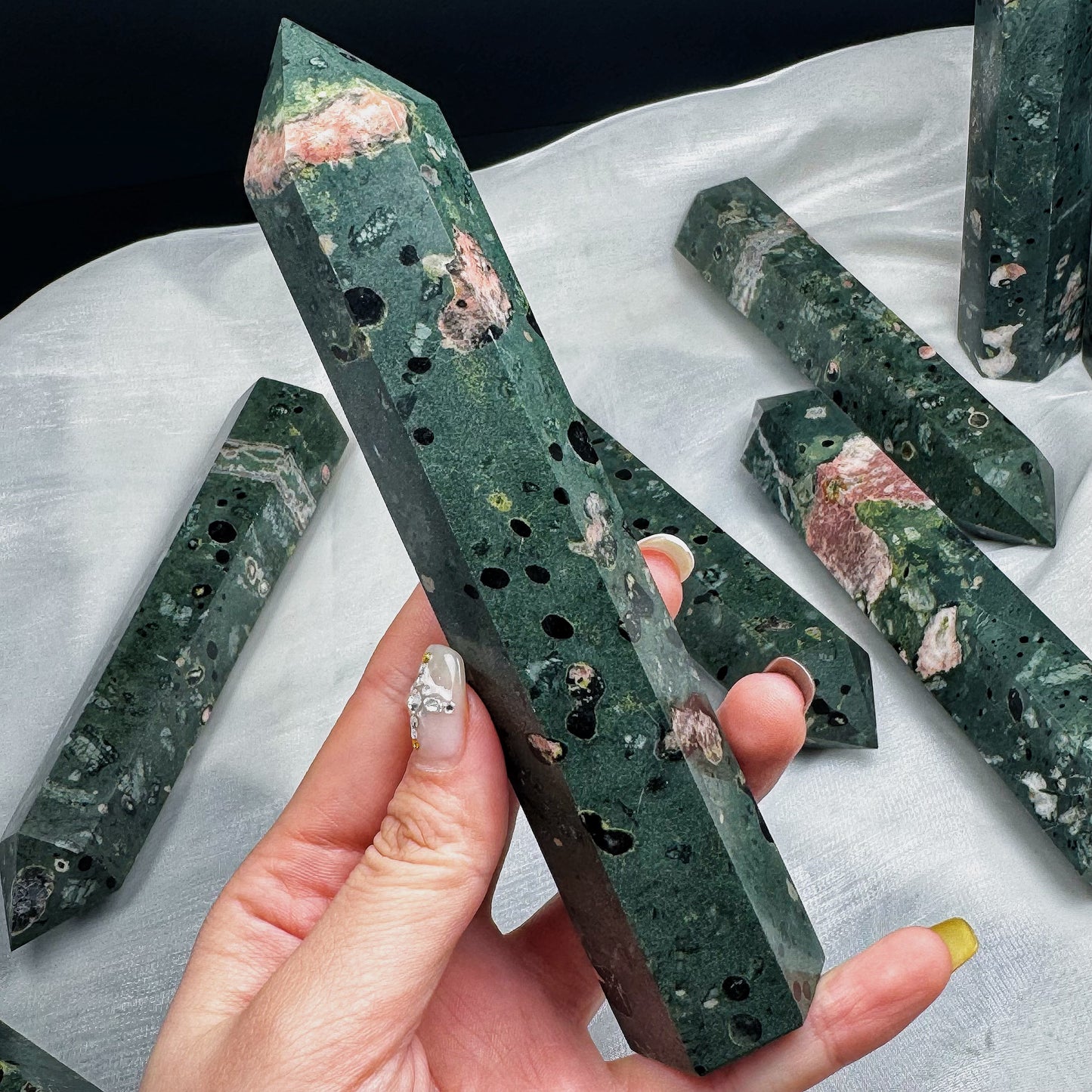 Natural Green Lotus Single Pointed Column Heal ing Gemstone Home Decor
