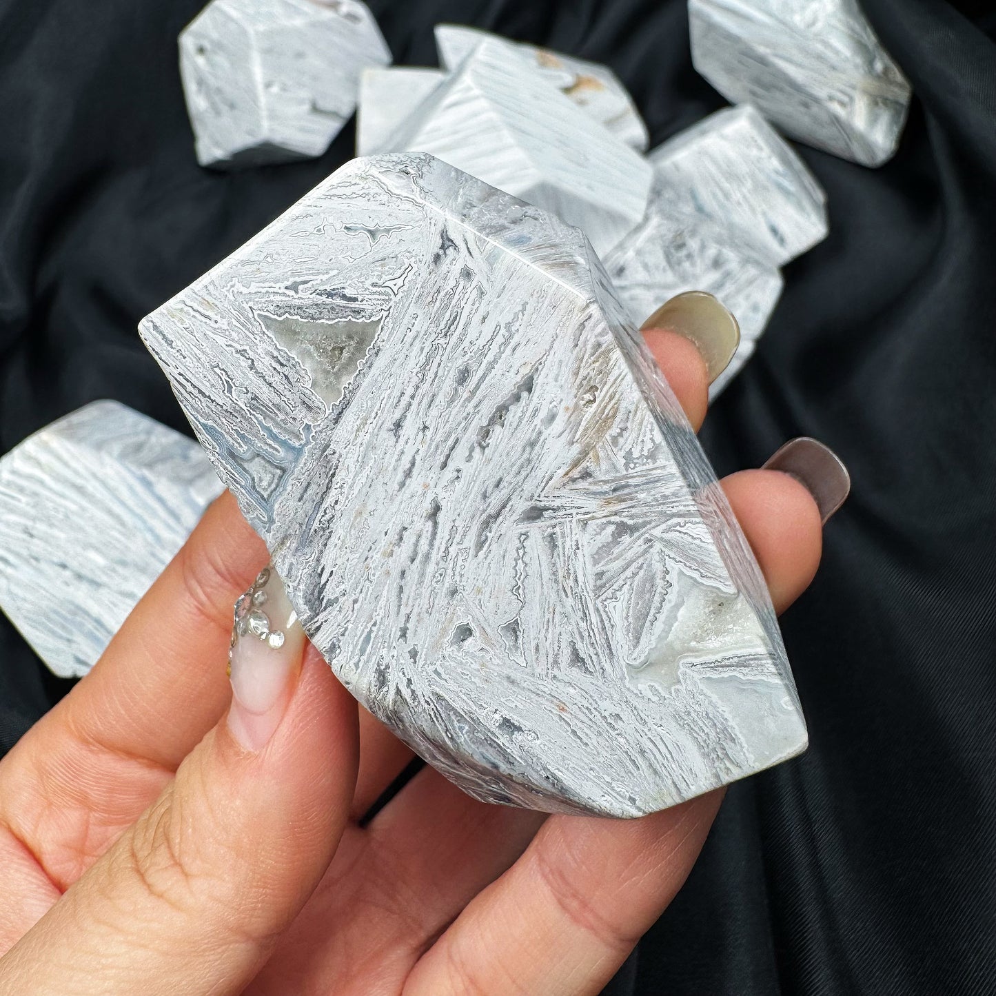 Natural White Mexican agate follows the shape Heal ing Gemstone Home Decor